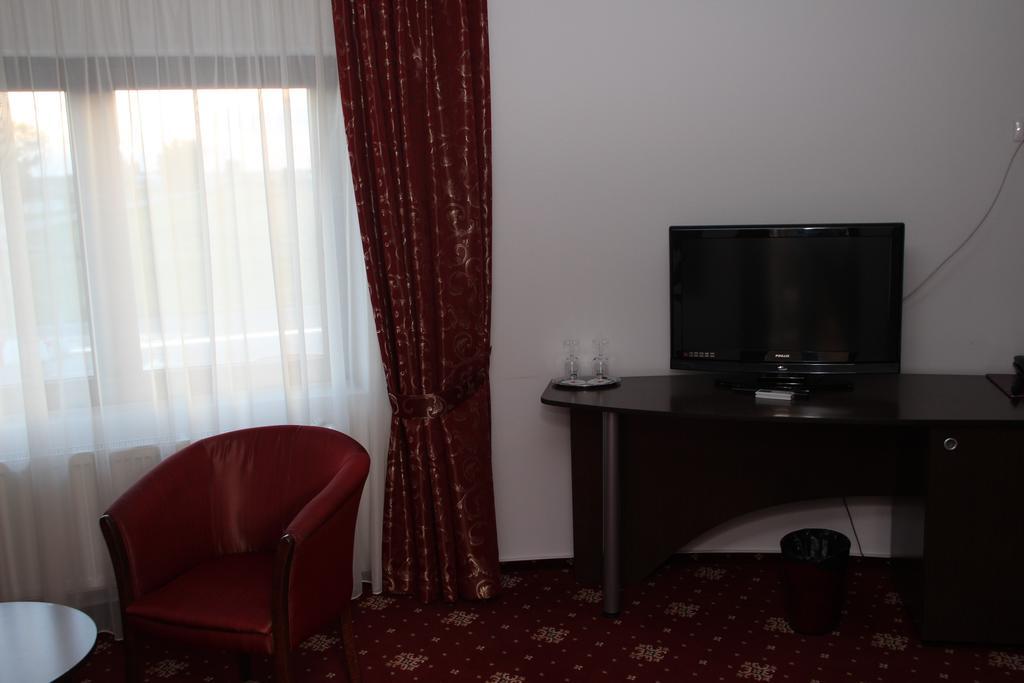 Hotel Royal 2 Urziceni Eksteriør bilde